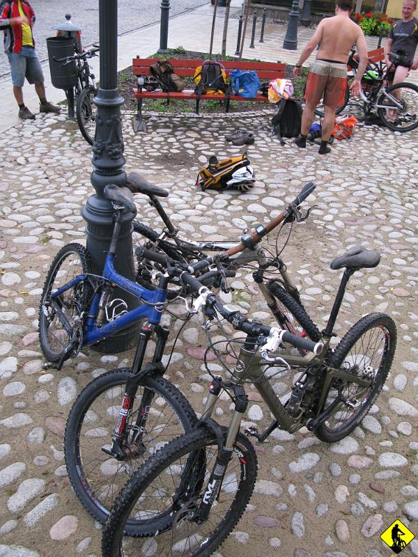 foto 166.jpg - Końcówka zjazdu jest po mokrym asfalcie, gdzie okularki są kompletnie zachlapywane wodą spod kół . Wtedy, przyznam się, że na zakrętach miałem pełne gacie, bo uświadomiłem sobie, że dopierdalamy zdecydowanie za szybko, przy praktycznie zerowej widoczności (jedyne co widziałem, to zarys osoby 10m przede mną). Tego dnia zrobiliśmy ponad 70km w bardzo fajnym terenie. Wydaje mi się, że był to najlepszy wyjzad w tym sezonie do tej pory. PoZdRo.